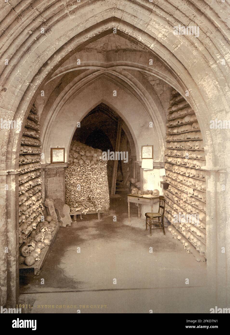 L'Ossuary dans la crypte de Saint-Léonard, Hythe, Kent vers 1890-1900 Banque D'Images
