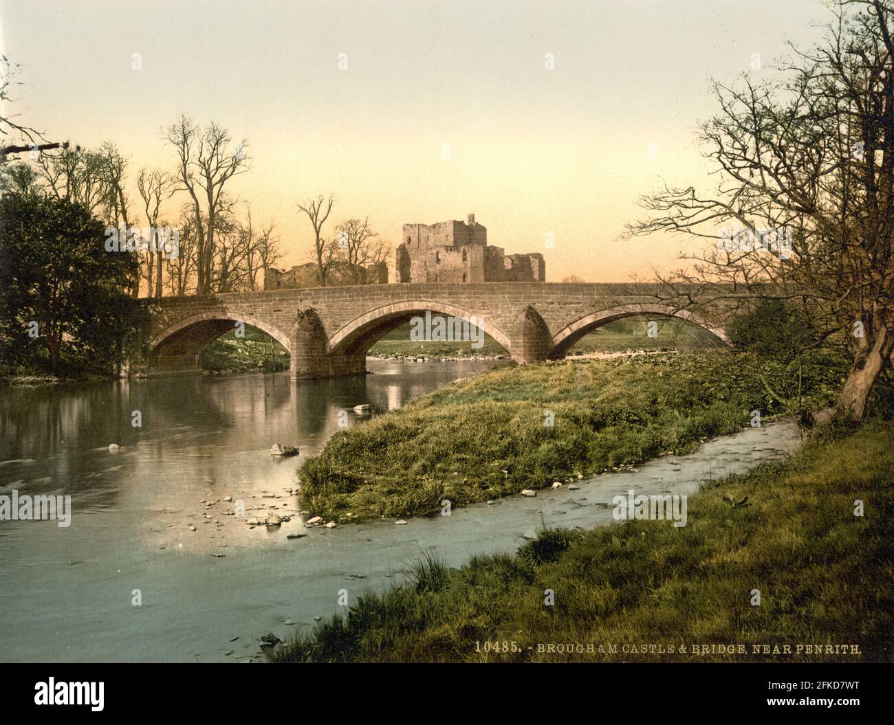 Château de Brougham, pont Eamont et rivière Eamont dans le district des lacs, Cumbria vers 1890-1900 Banque D'Images