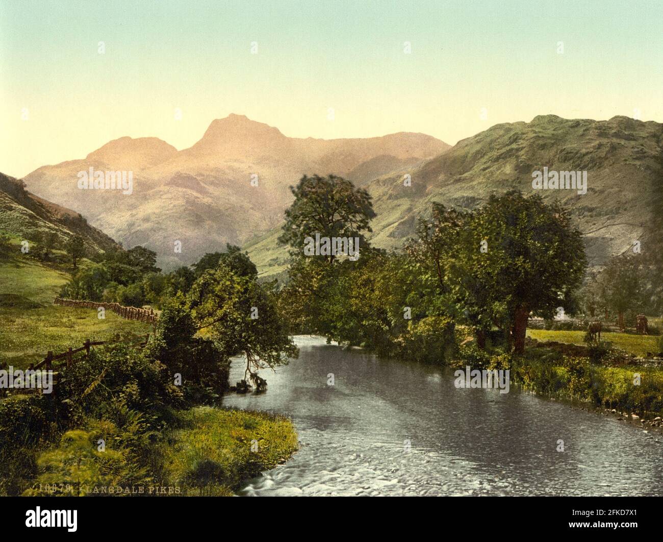 La rivière Brathay et les Langdale Pikes dans le district de Lake, Cumbria vers 1890-1900 Banque D'Images