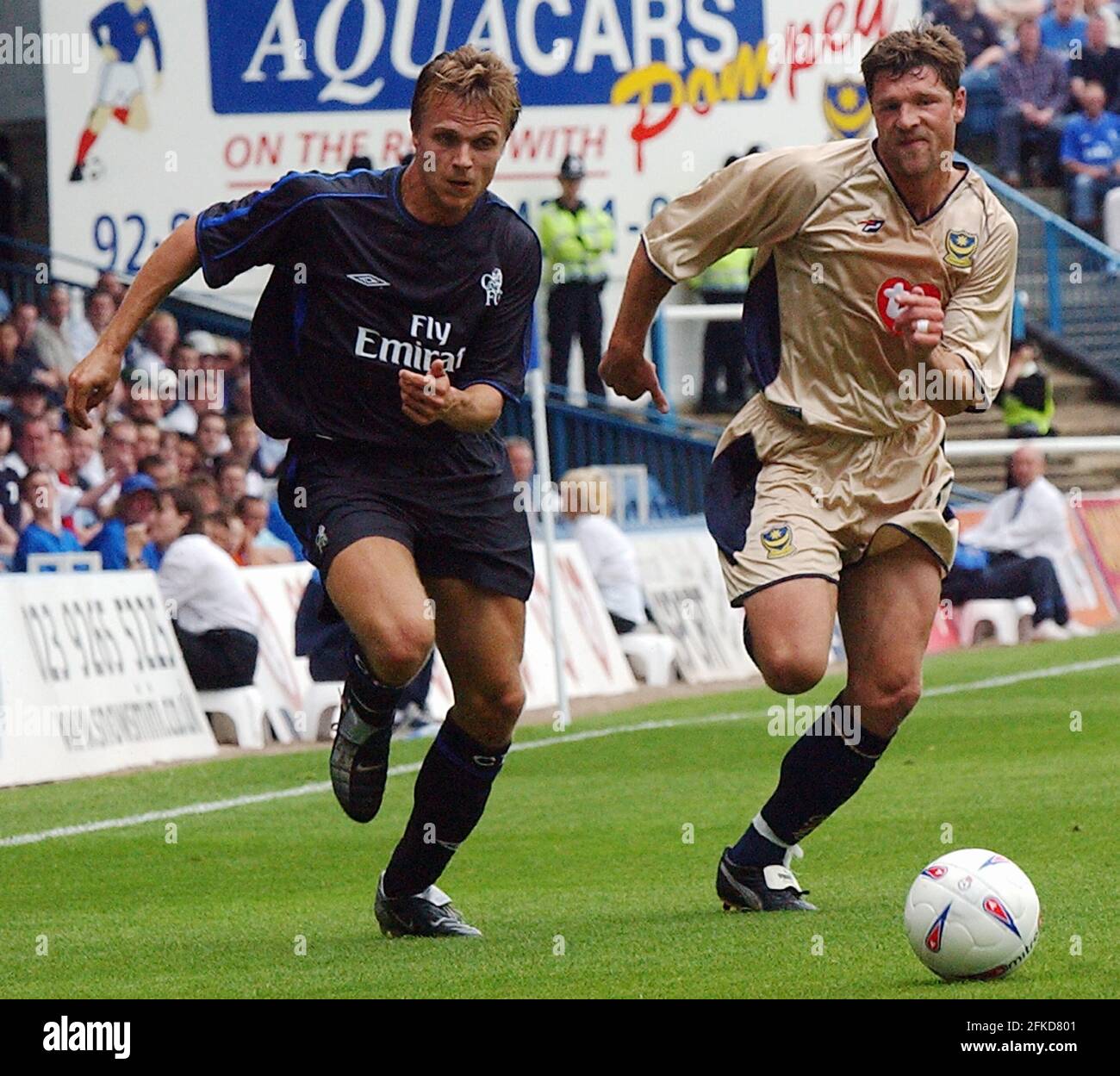 PORTSMOUTH V CHELSEA. LE JESPER GRONKJAER DE CHELSEA PREND LA PHOTO MIKE WALKER, ARJAN DE ZEEUW DE PORTSMOUTH, 2002 Banque D'Images