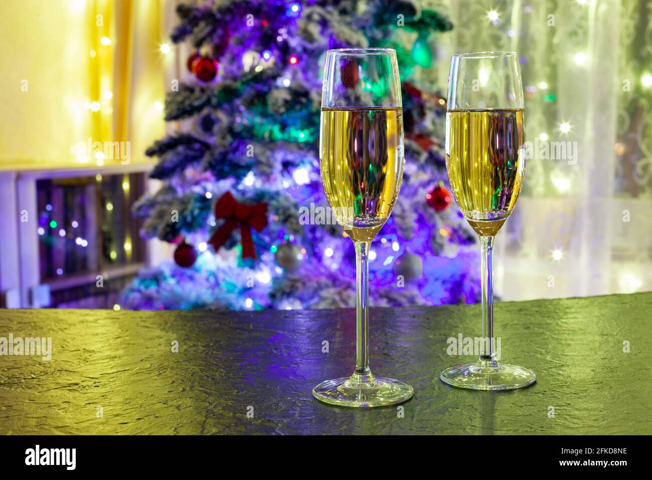 Deux verres de champagne sur fond de Noël arbre Banque D'Images