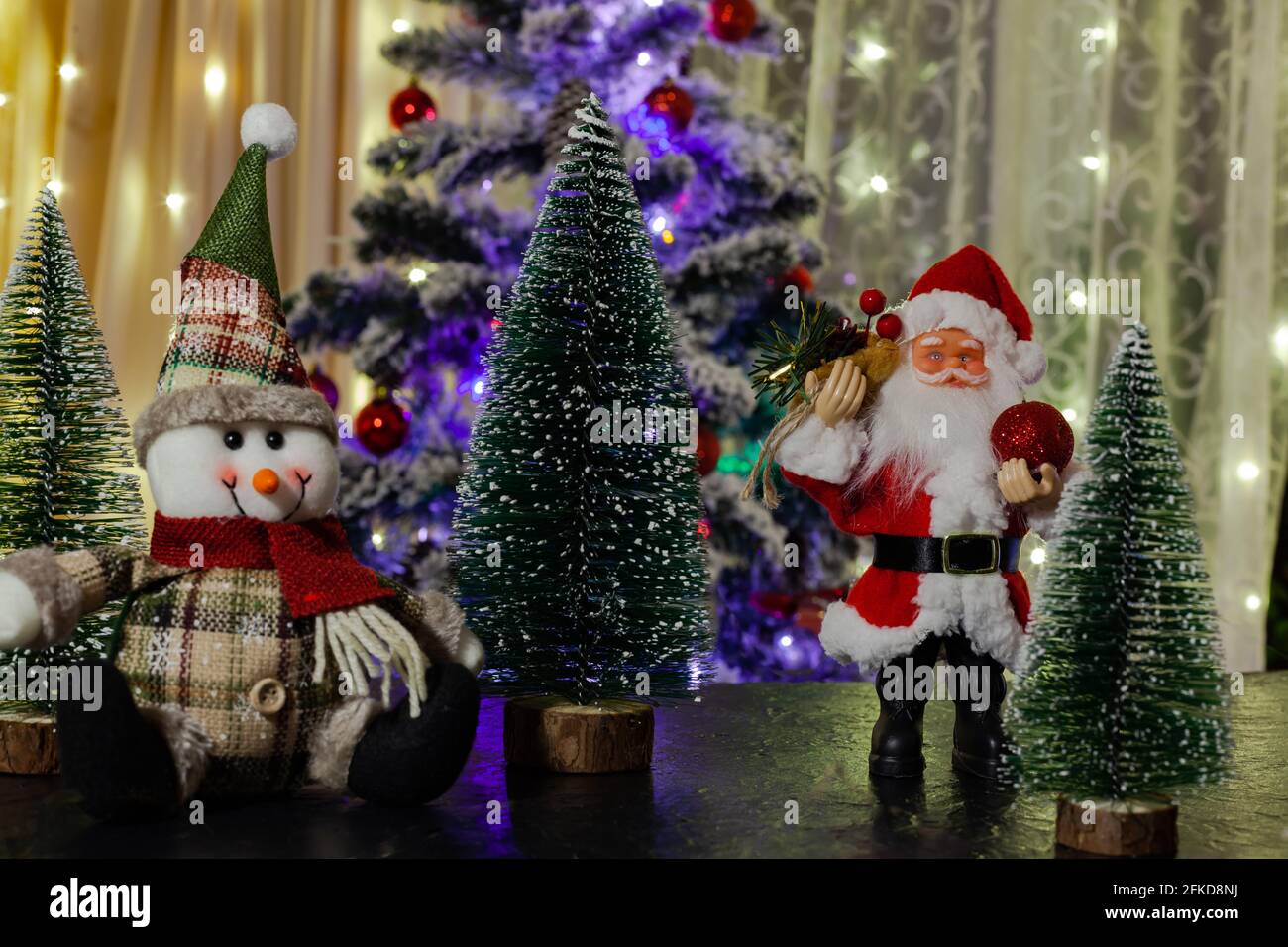 Le Père Noël et le bonhomme de neige sur fond de Noël arbre Banque D'Images