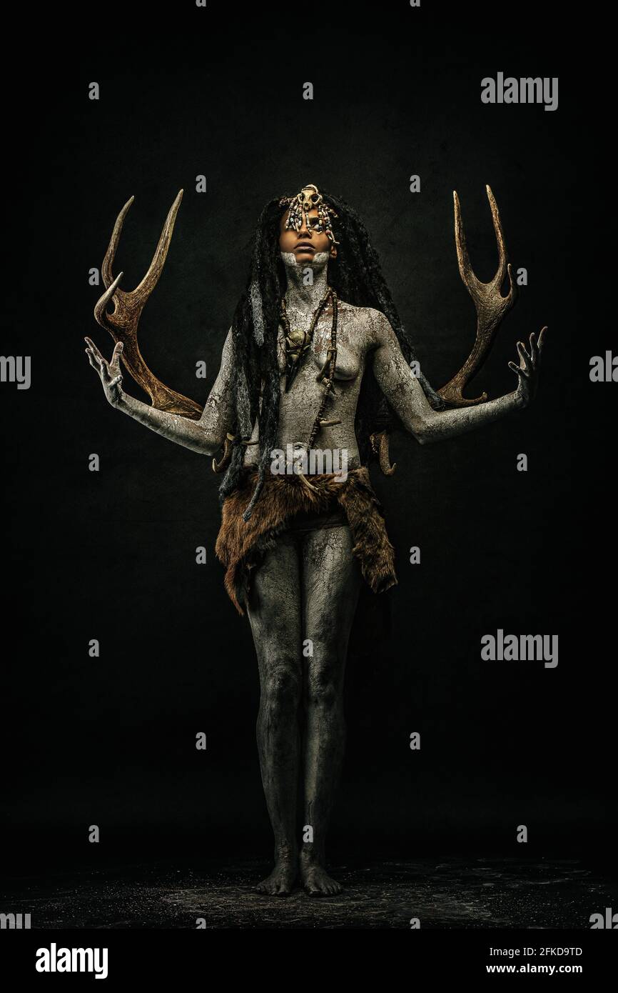 Chaman tribal recouvert d'argile, portant des dreadlocks, des colliers d'os  et des bois de cerf sur leur dos Photo Stock - Alamy