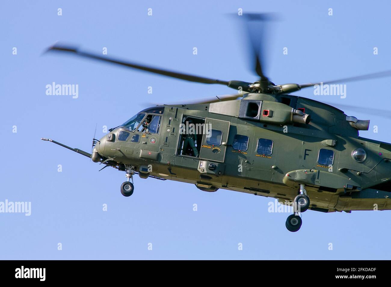 Royal Air Force, RAF, AgustaWestland AW101 Merlin HC3 hélicoptère ZJ122 de 28 escadrons, arrivant pour Royal International Air Tattoo, RIAT, 2006. Vol Banque D'Images