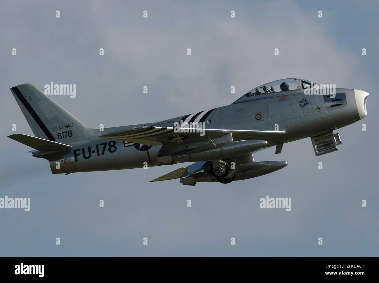 Sabre F-86A nord-américain volant au spectacle aérien de Biggin Hill. Décollage de l'avion de chasse des années 1950 de la United States Air Force Banque D'Images