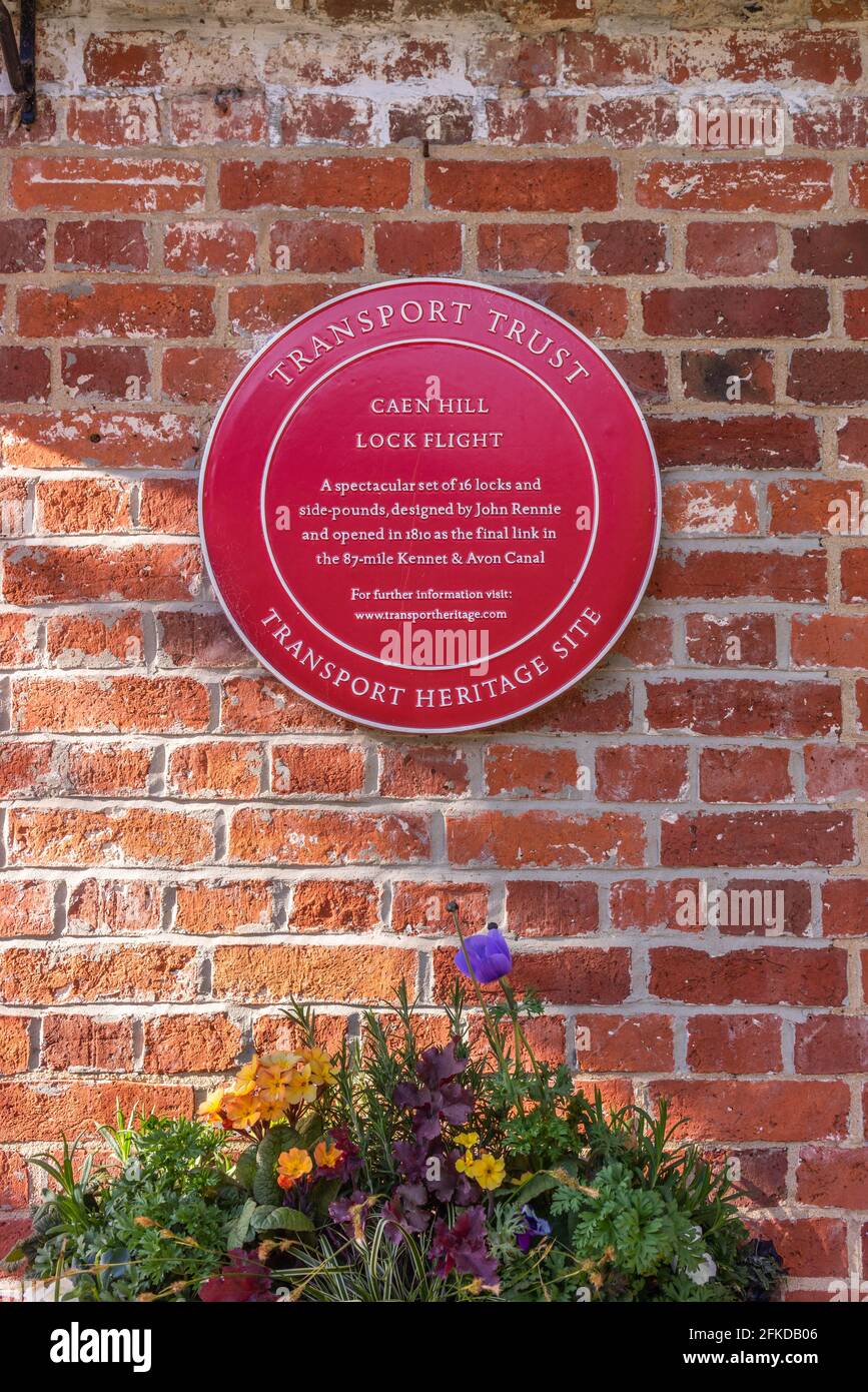 National transport Trust Red Wheel plaque à Caen Hill Lock vol près de Devozes - un site historique de transport, Caen, Wiltshire, Angleterre, Royaume-Uni Banque D'Images