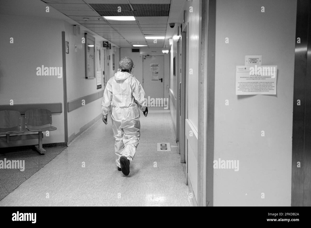 Une jeune infirmière protégée par des dispositifs de sécurité COVID-19 en service au centre de vaccination Covid-19 à l'intérieur de Columbus - Policlinico Gemelli, le 30 avril 2021 à Rome, Italie. (Photo de Silvia Loré/Sipa USA) Banque D'Images