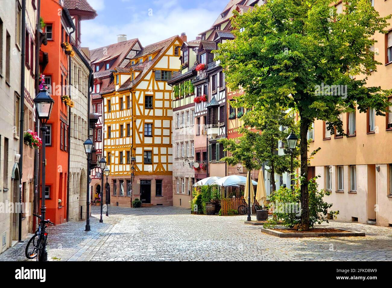 Belle rue de bâtiments à colombages dans la vieille ville pittoresque de Nuremberg, Bavière, Allemagne Banque D'Images