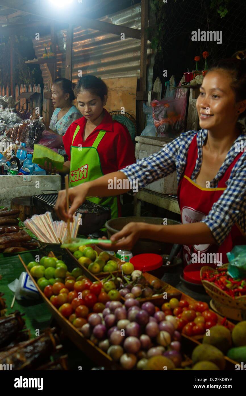 Luang Prabang, Laos - 3 juillet 2016: Vendeurs à un marché de nuit. Banque D'Images