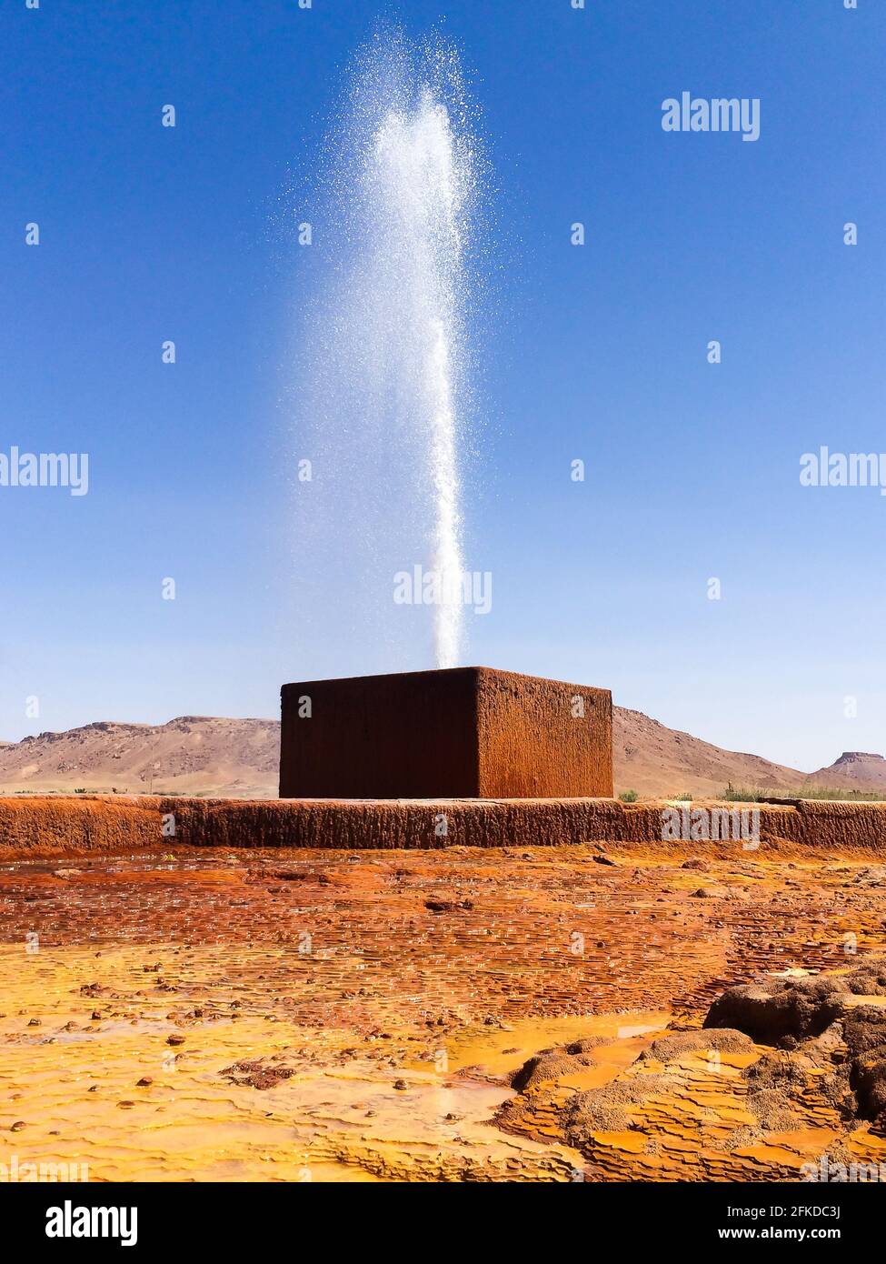 Piscine minérale orange de source d'eau naturelle à Damia avec flux ou ressort de montée vers l'air Banque D'Images