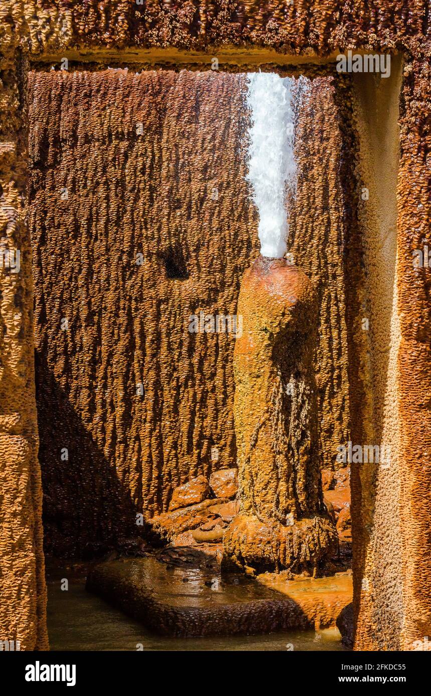 Tube en forme de phallique avec jet puissant qui éclabousse l'eau dans l'air au printemps naturel à Damia, Maroc Banque D'Images