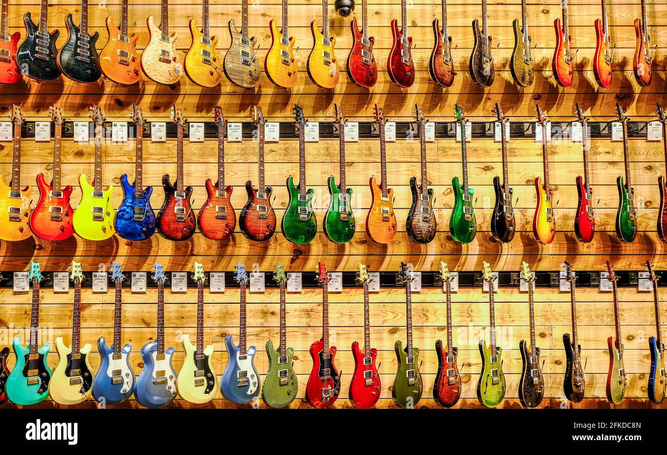 Rangée de Guitars colorés Banque D'Images