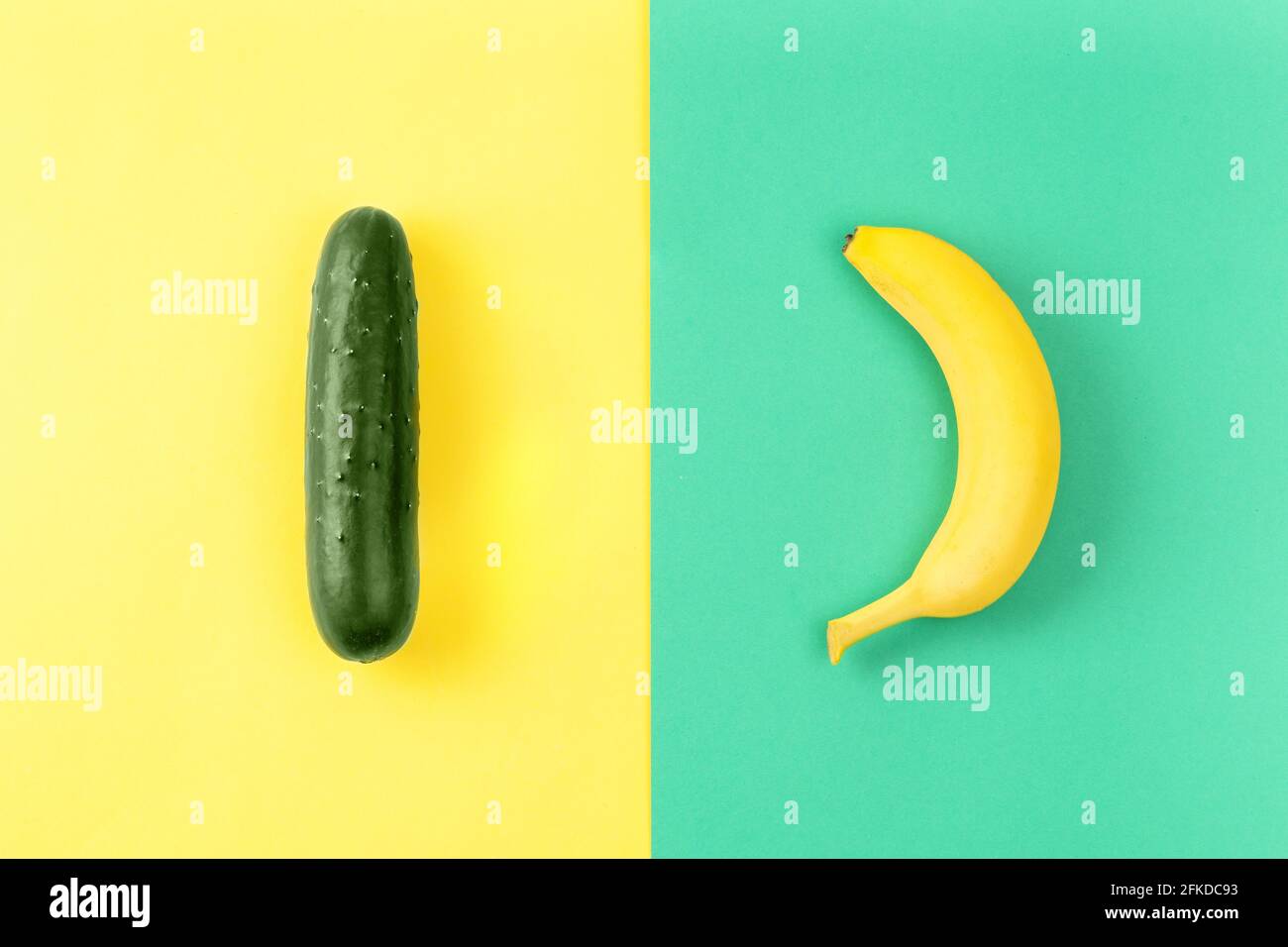 Aménagement créatif en banane et concombre, plat, vue de dessus. Banque D'Images