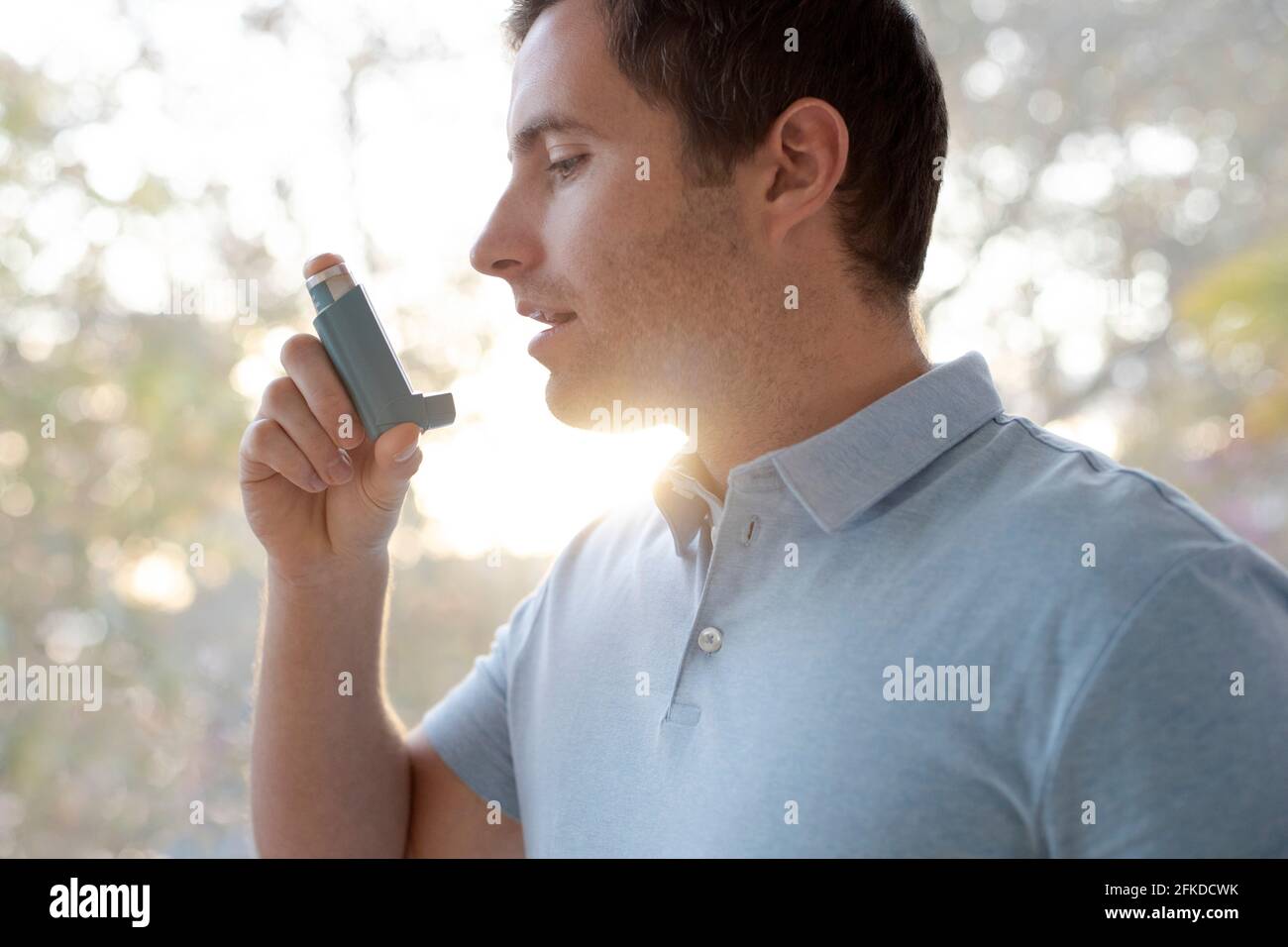 L'homme à l'aide d'inhaler Banque D'Images