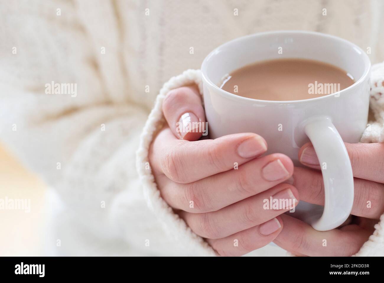 Femme tenant une tasse de thé Banque D'Images