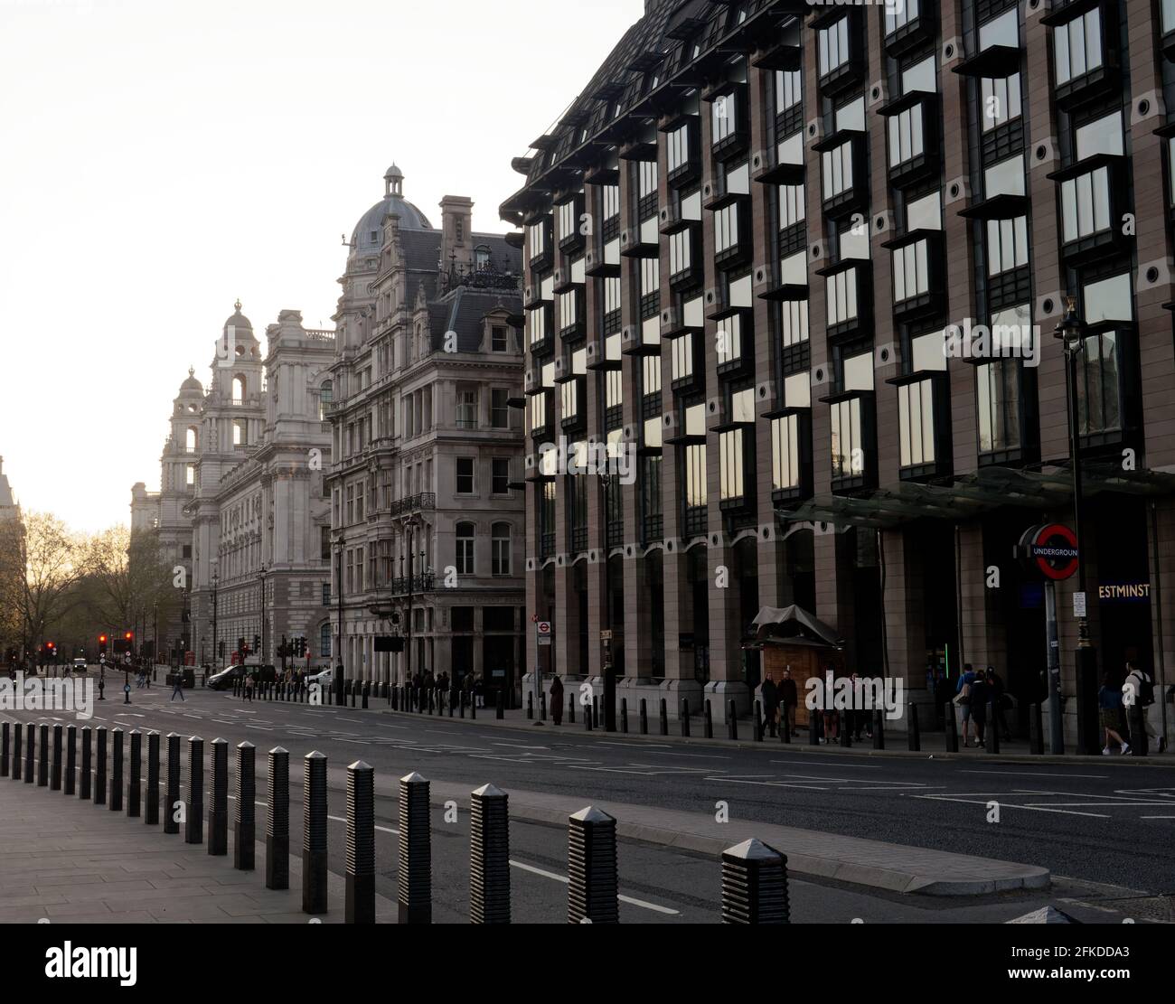 Londres, Grand Londres, Angleterre - Apr 24 2021: Propriétés le long de Bridge Street (y compris la station de métro Westminster) et Great George Street. Banque D'Images