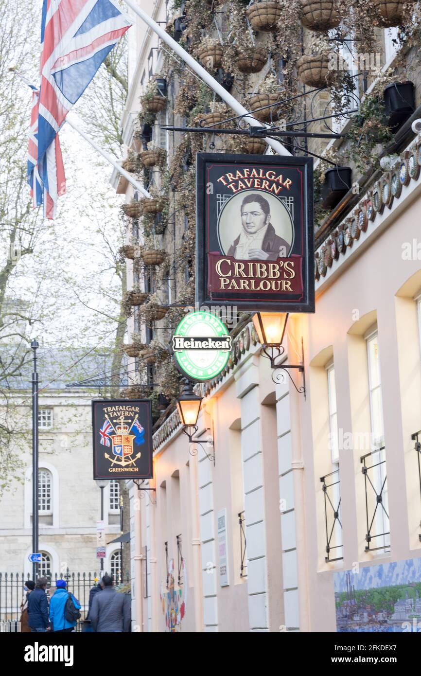 Vue extérieure de la taverne de Greenwich Trafalgar, qui ouvre ses portes au grand public pour y déguster des plats et des boissons au bord de la Tamise, dans le sud de Londres, en Angleterre Banque D'Images