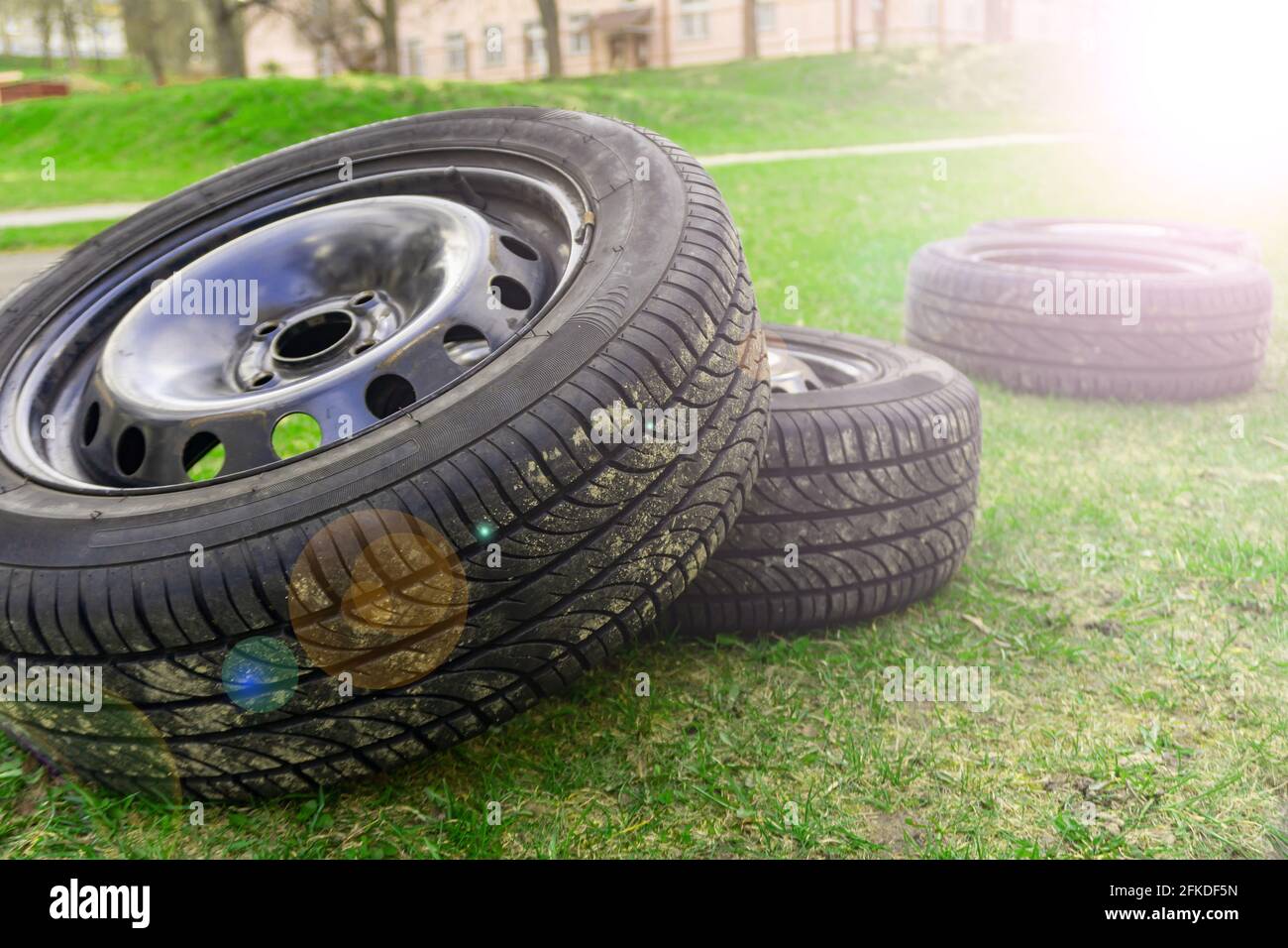 Les pneus d'hiver se rapprochent de l'effet évasé. Auto-remplacement des  pneus d'hiver sur une voiture avec des roues d'été. Remplacez la roue d' hiver par un pneu d'été Photo Stock - Alamy