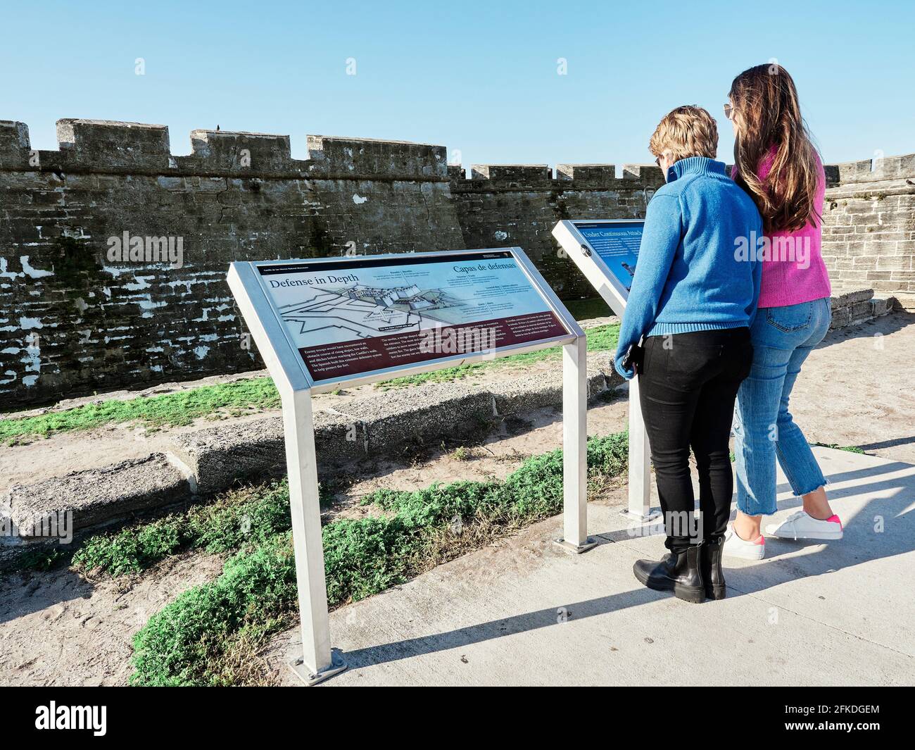 Les femmes touristes au Castillo de San Marcos une grande forteresse espagnole en pierre ou fort construit dans les années 1600 garde le port de Saint Augustine Floride, Etats-Unis. Banque D'Images