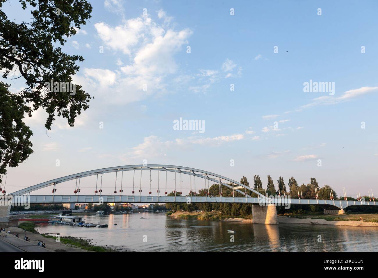 Photo du belvarosi hid, ou pont du centre-ville. Reliant les deux rives de Szeged à travers la rivière Tisza, ce pont en métal est un symbole et un landma Banque D'Images