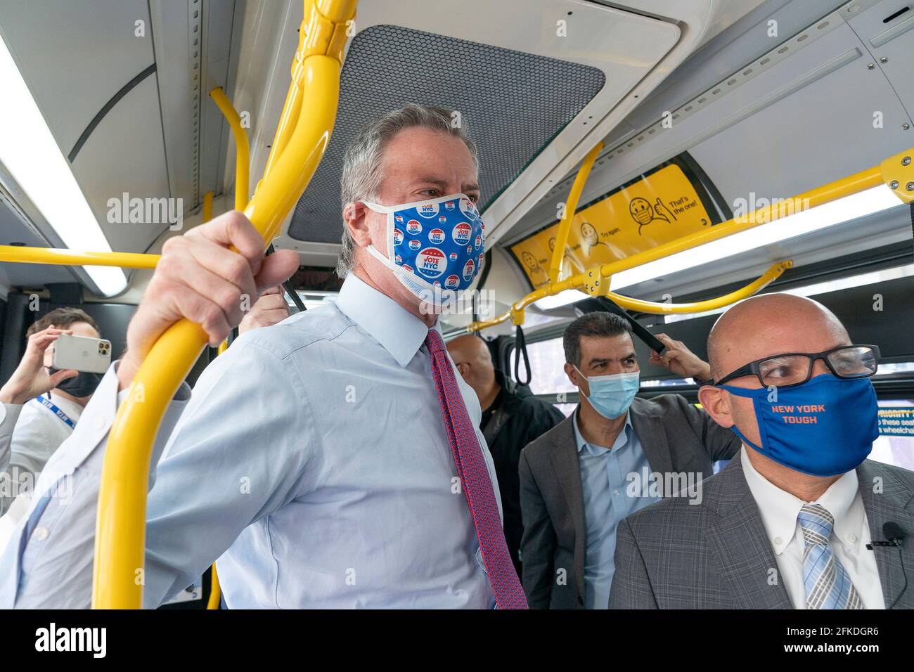 Le maire Bill de Blasio prend le bus Bx3 sur le nouveau bus 181st Street à Washington Heights après avoir fait des remarques pour ouvrir le bus pour accélérer les trajets en bus le long de la route principale reliant Upper Manhattan et le Bronx. Le maire était accompagné de Ydanis Rodriguez, membre du conseil municipal, du commissaire du ministère des Transports Henry Gutman et du président de l'autobus MTA Craig Cipriano. Le maire a déclaré que plus de personnes dans les autobus signifie moins de voitures sur la route, moins d'émissions de gaz à effet de serre. Il portait un picker 'J'ai pris le bus'. (Photo de Lev Radin/Pacific Press) Banque D'Images