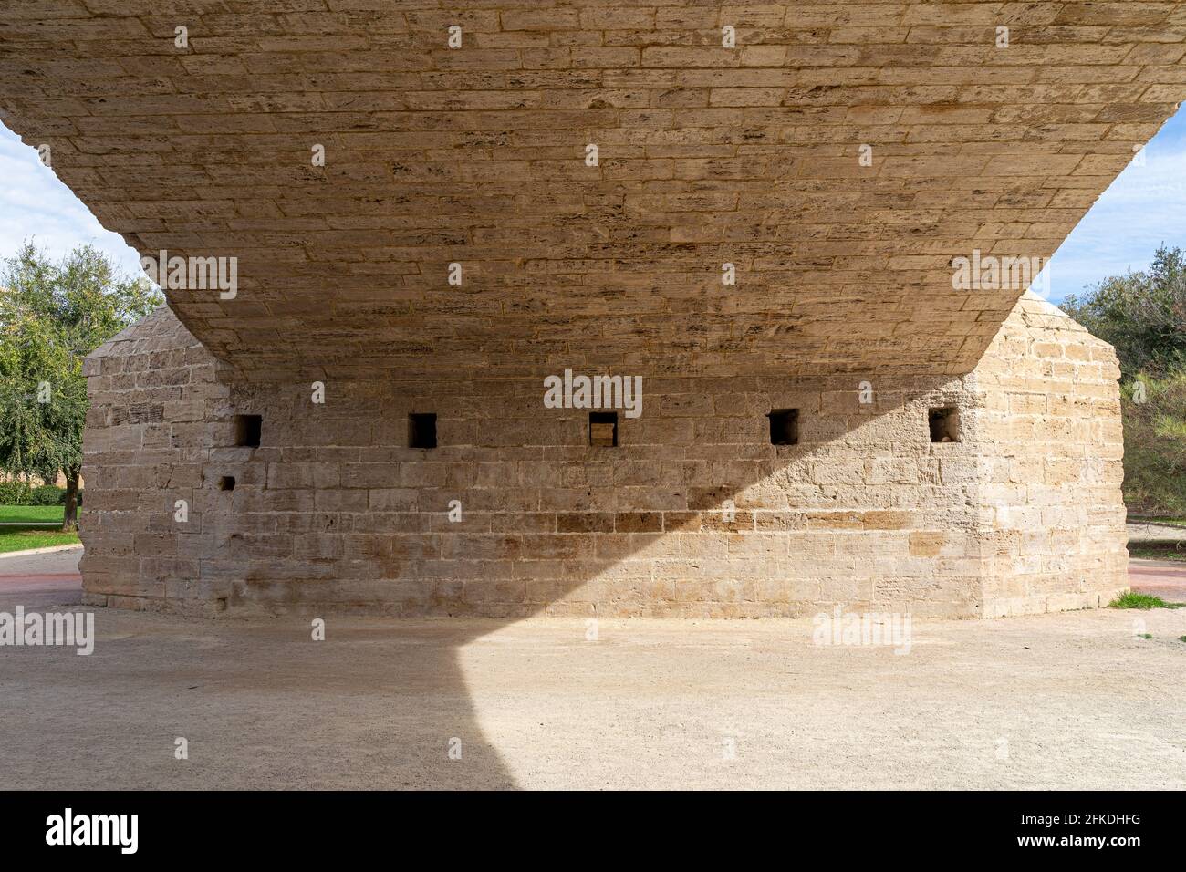 Ancien pont en pierre traversant le vieux lit de la rivière, parc urbain. Puente de la Trinidad, fleuve Turia, Valence, Espagne. Construction de cendriers en pierre. Banque D'Images