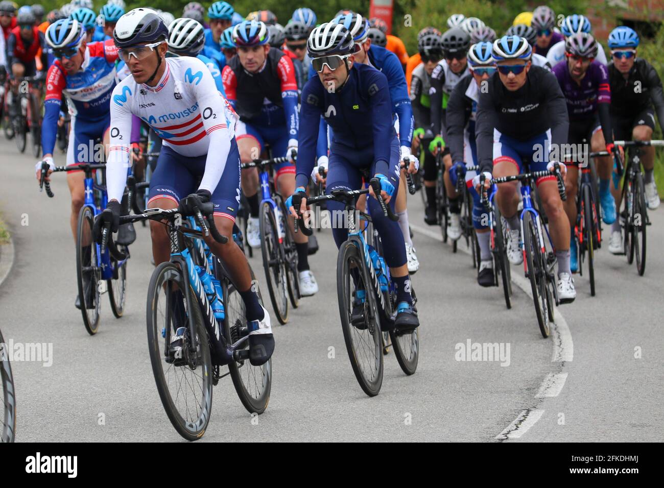 Pola de Lena, Espagne. 30 avril 2021. Alto de la Gargantada, ESPAGNE: Movistar Team cyclistes, Abner González (L, 3), et Antonio Pedrero (R, 5) pendant la 1ère étape de la Vuelta a Asturias entre Oviedo et Pola de Lena, Espagne, le 30 avril 2021. (Photo d'Alberto Brevers/Pacific Press) crédit: Pacific Press Media production Corp./Alay Live News Banque D'Images