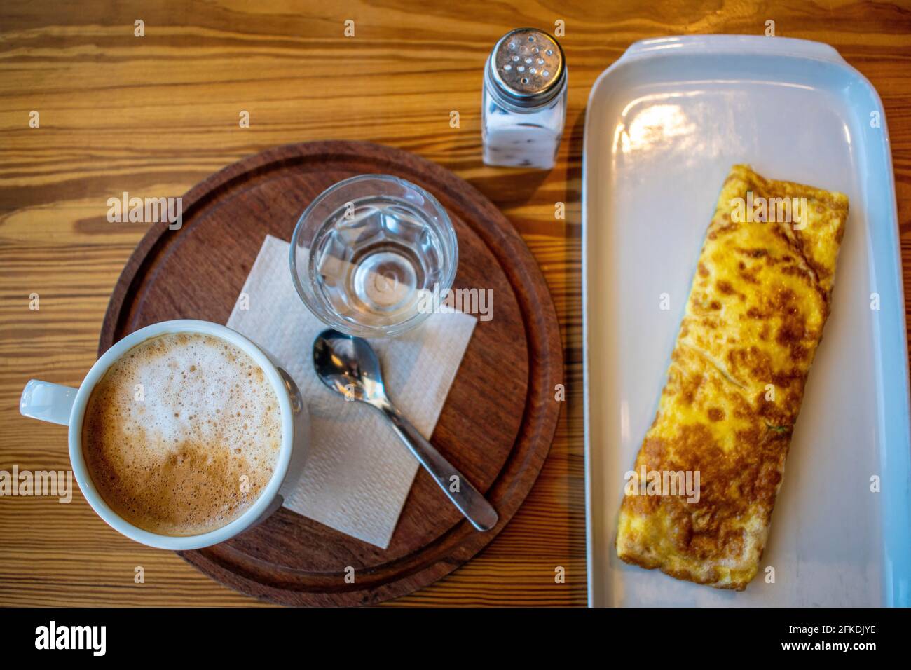 Café au lait et omelette (œufs, crème, mozzarella et ciboulette). Banque D'Images