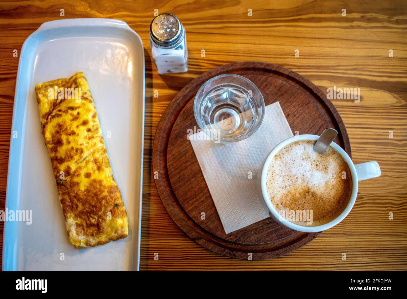 Café au lait et omelette (œufs, crème, mozzarella et ciboulette). Banque D'Images