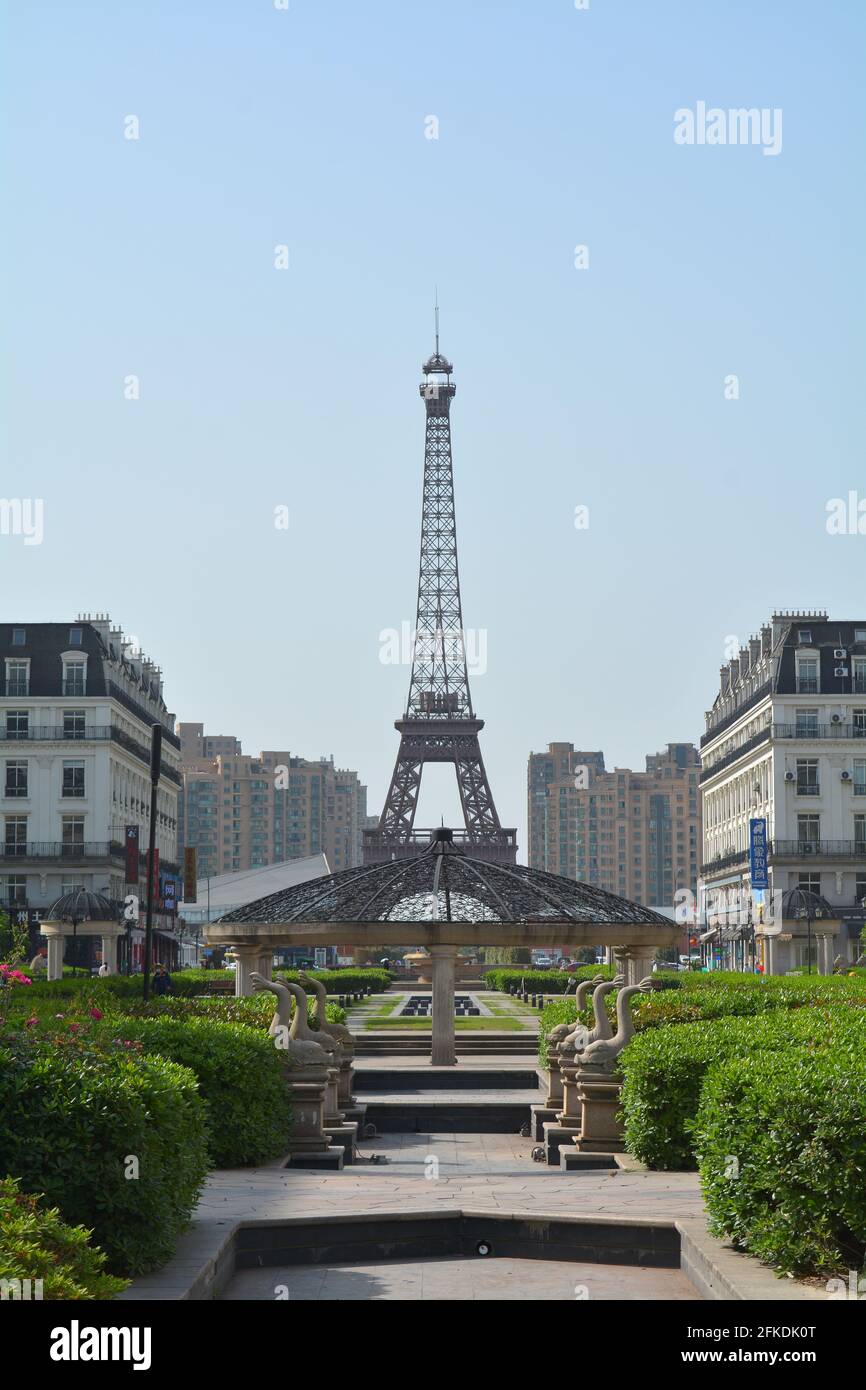 Tianducheng en Chine, belle vue sur l'architecture de style parisien français et l'aménagement paysager vers la copie de la Tour Eiffel. Banque D'Images