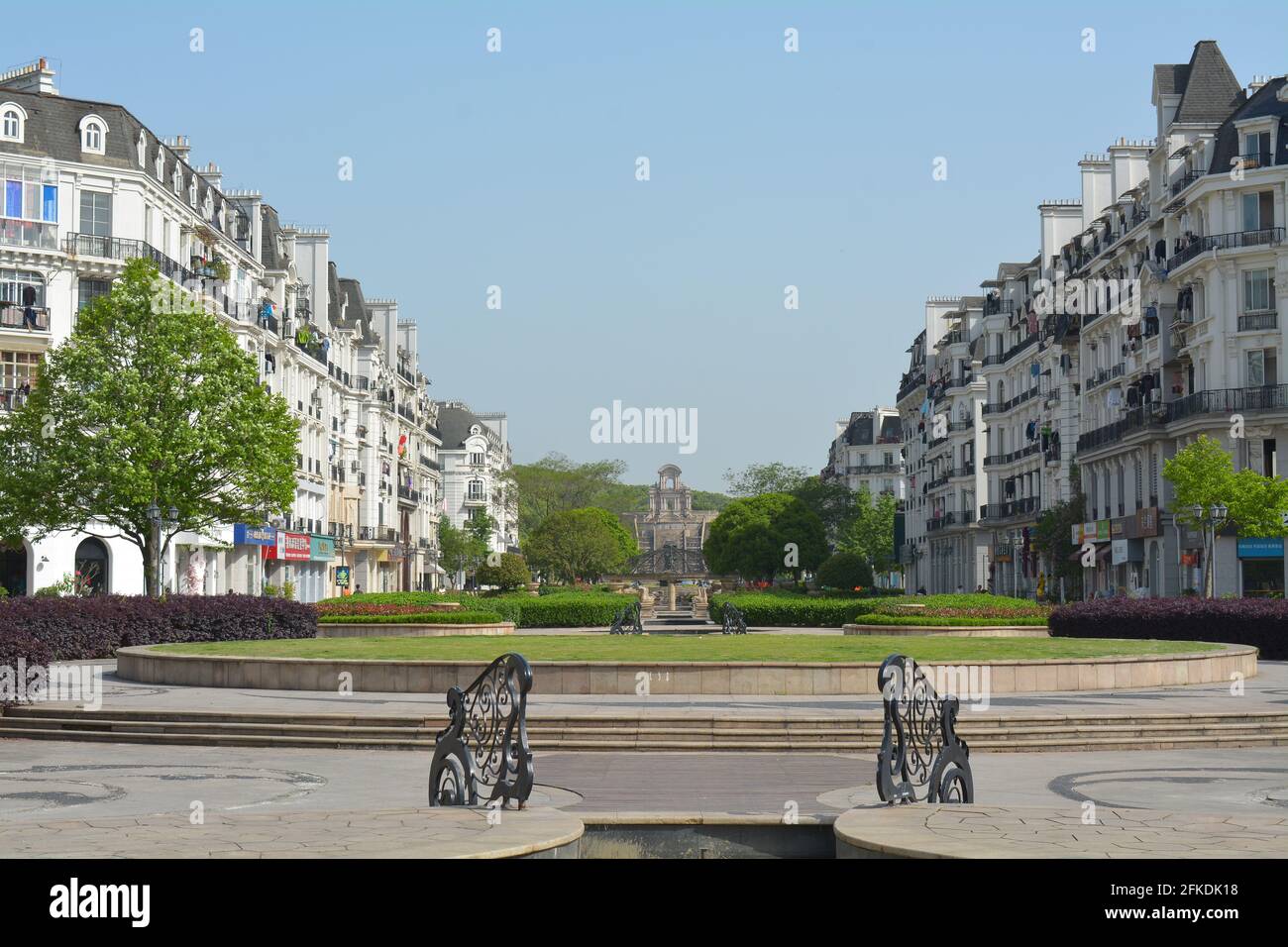 Tianducheng en Chine, bâtiments de style parisien et paysage conçu pour reproduire la ville française dans une banlieue de Hangzhou, province de Zhejiang.Mai 2021 Banque D'Images