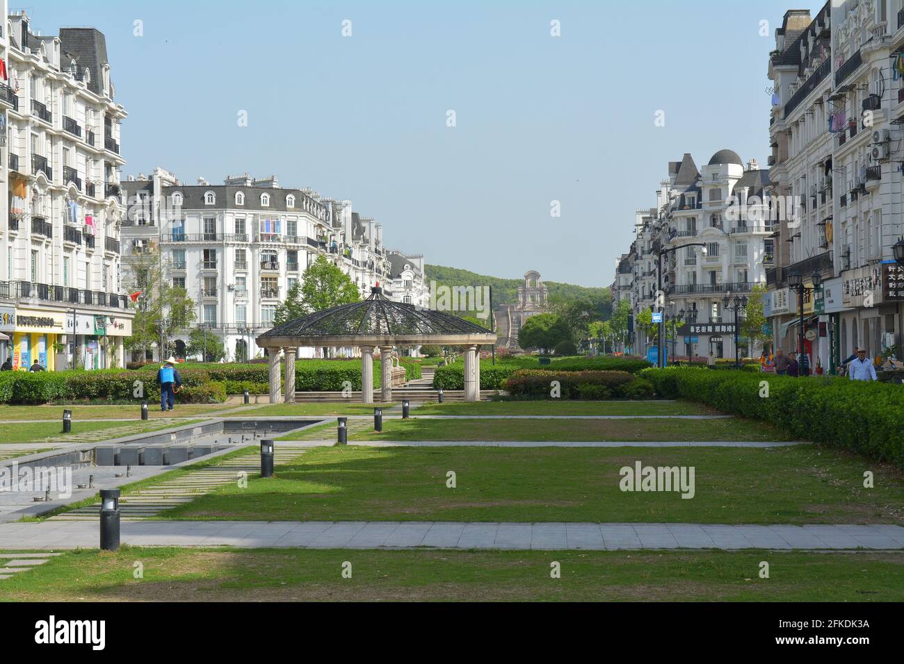 Tianducheng en Chine, bâtiments de style parisien et paysage conçu pour reproduire la ville française dans une banlieue de Hangzhou, province de Zhejiang.Mai 2021 Banque D'Images