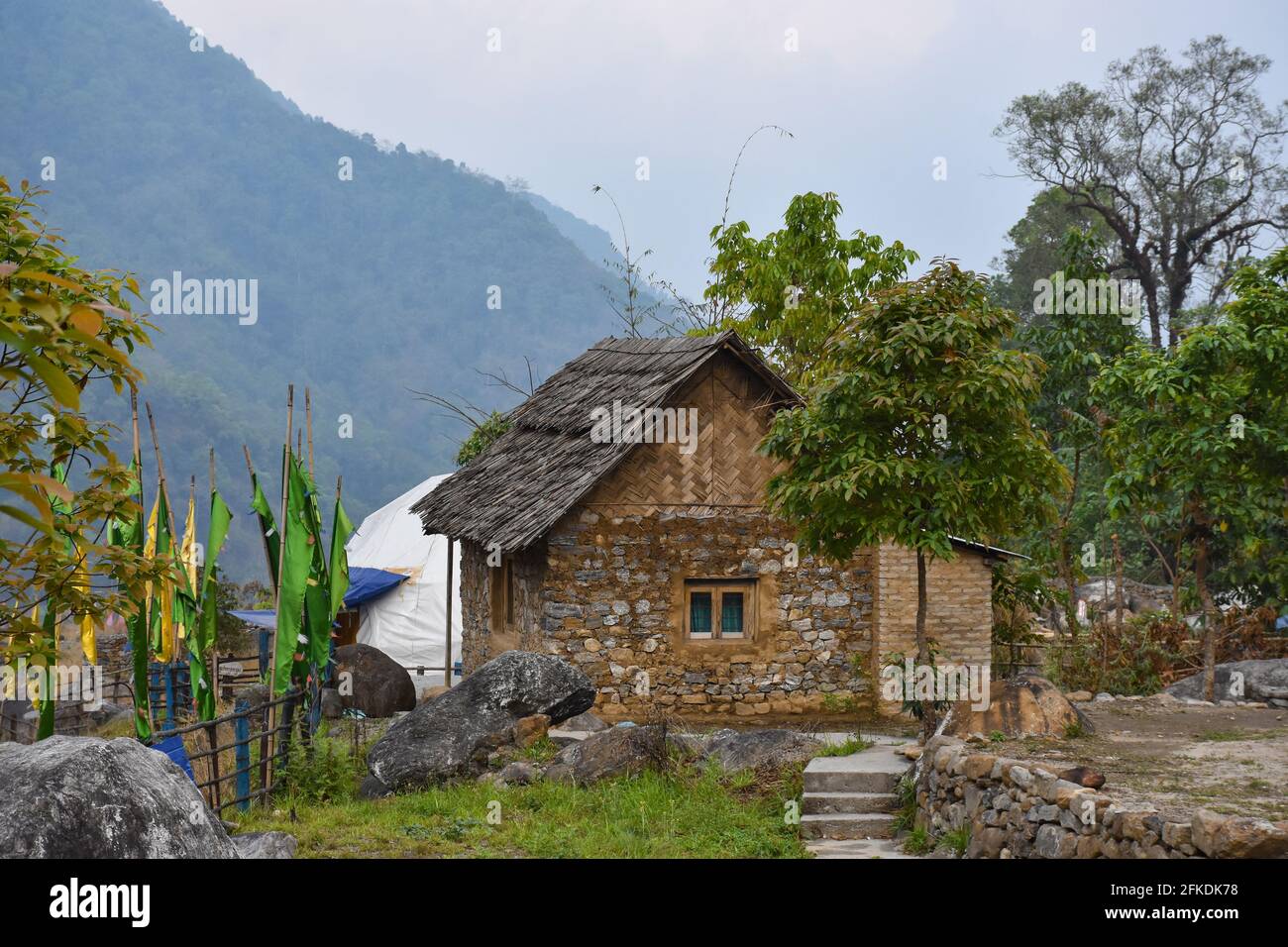 Magnifique cottage en pierre avec toit en chaume. Un séjour à la maison idéal avec la beauté pittoresque sur la rive de la rivière située à Todey, kalimpong. Banque D'Images