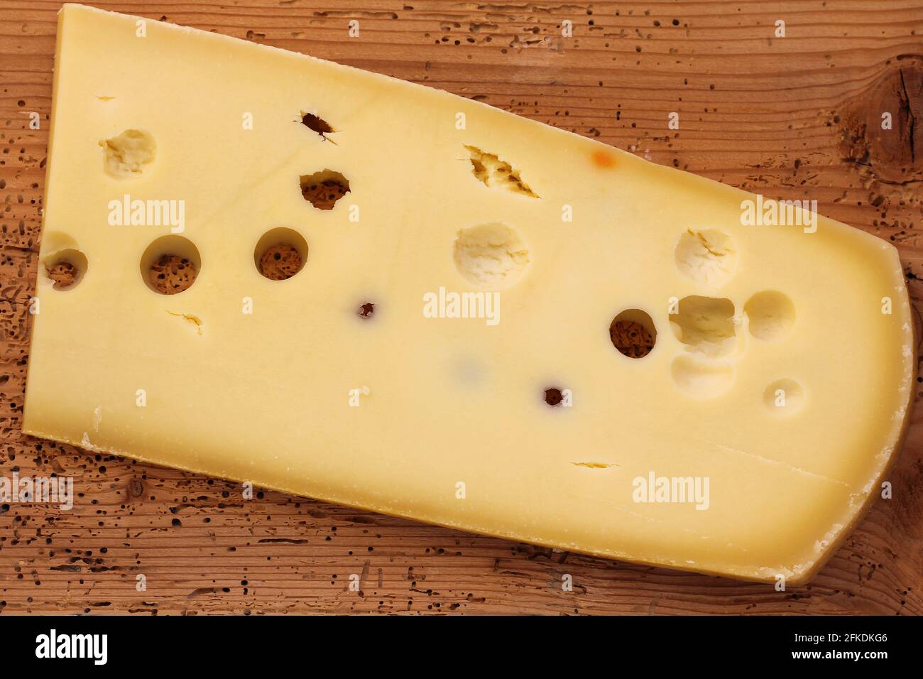 Big Emmental Cheese (Emmentaler) de Suisse sur une planche de bois Banque D'Images