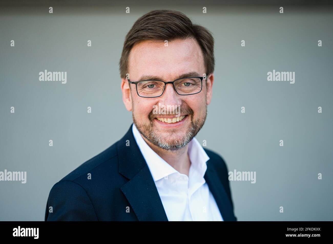 26 avril 2021, Sarre, Sarrebruck : Martin Grasmück, qui deviendra le nouveau directeur de Saarländischer Rundfunk (SR) le 1er mai, se trouve devant le bâtiment de radiodiffusion SR. Saarländischer Rundfunk, l'un des petits diffuseurs de l'ARD, lutte depuis des décennies pour l'indépendance. Le nouveau directeur Martin Grasmück veut trouver de nouvelles façons pour le programme en pleine période d'incertitude financière. (À dpa 'New SR Director-General: We See a Generation Gap in Programming') photo: Oliver Dietze/dpa Banque D'Images