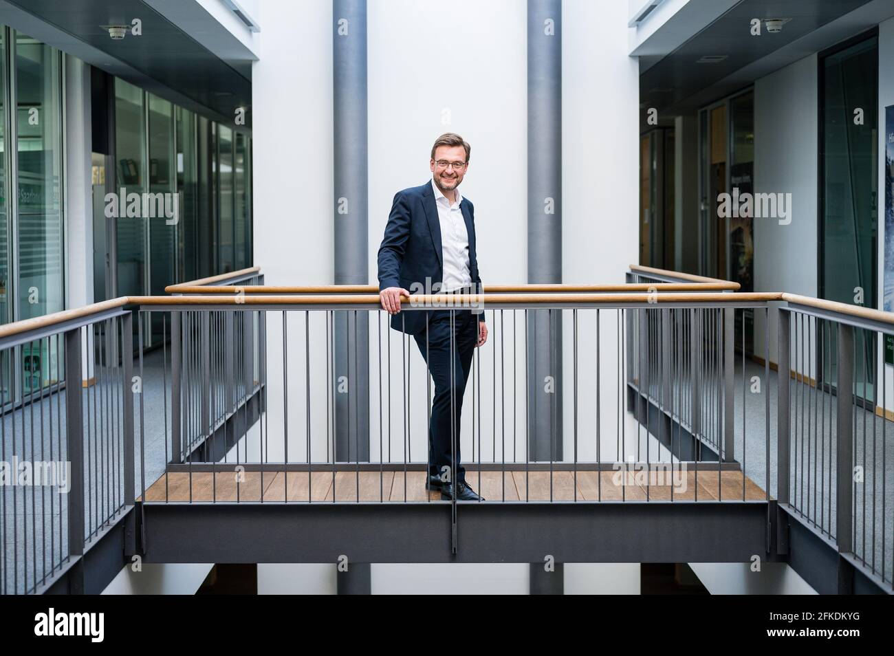 26 avril 2021, Sarre, Sarrebruck: Martin Grasmück, qui deviendra le nouveau directeur de Saarländischer Rundfunk (SR) le 1er mai, se trouve dans le bâtiment de radiodiffusion SR. Saarländischer Rundfunk, l'un des petits diffuseurs de l'ARD, lutte depuis des décennies pour l'indépendance. Le nouveau directeur Martin Grasmück veut trouver de nouvelles façons pour le programme en pleine période d'incertitude financière. (À dpa 'New SR Director-General: We See a Generation Gap in Programming') photo: Oliver Dietze/dpa Banque D'Images