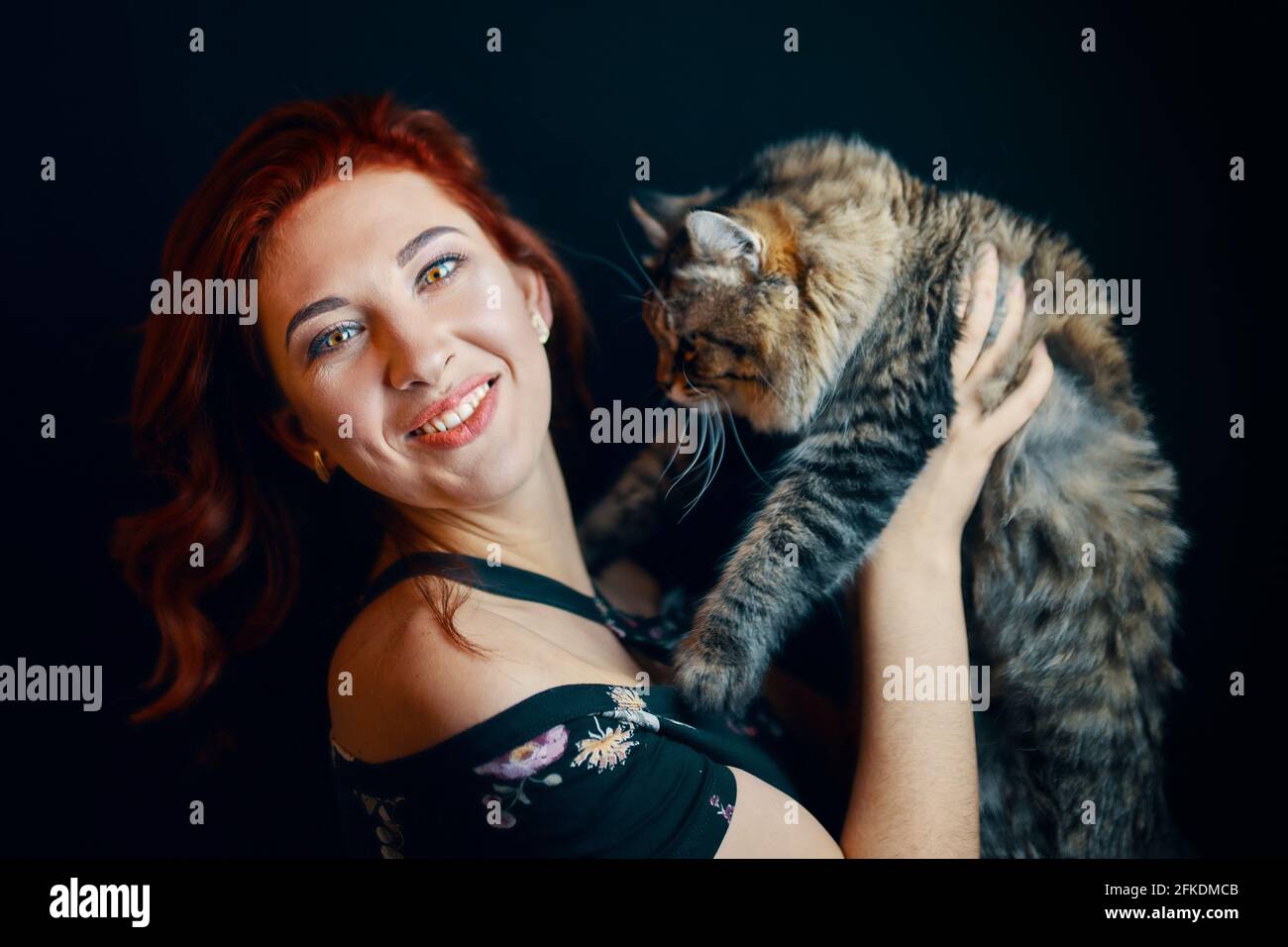 Portrait De La Femme A Tete Rouge Embrasse Le Chat Et Le Sourire Moelleux Belle Femme Eleve Un Animal Domestique Fille Gaie Avec Le Chat Amour Pour Les Animaux De Compagnie Photo Portrait De La Femme A Tete Rouge Embrasse Le Chat Et Le Sourire Moelleux Belle Femme Eleve Un Animal Domestique Fille Gaie Avec Le Chat Amour Pour Les Animaux De Compagnie Photo