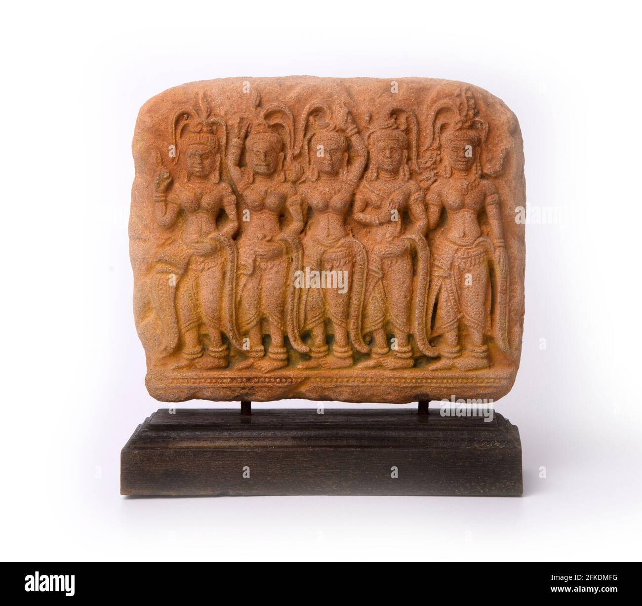 Groupe de statue de danse apsara sur une base en bois comme souvenir pour les touristes sur fond blanc. Banque D'Images
