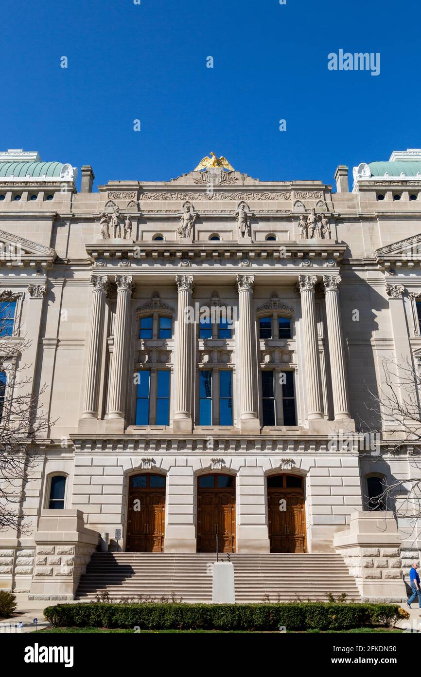 Les sculptures « The Westward Journey » se trouvent au-dessus du portique sud du capitole de l'État de l'Indiana à Indianapolis, Indiana, États-Unis. Banque D'Images