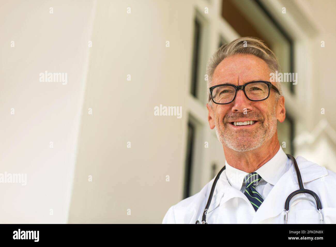 Portrait of a mature beau médecin dans un cabinet médical. Banque D'Images