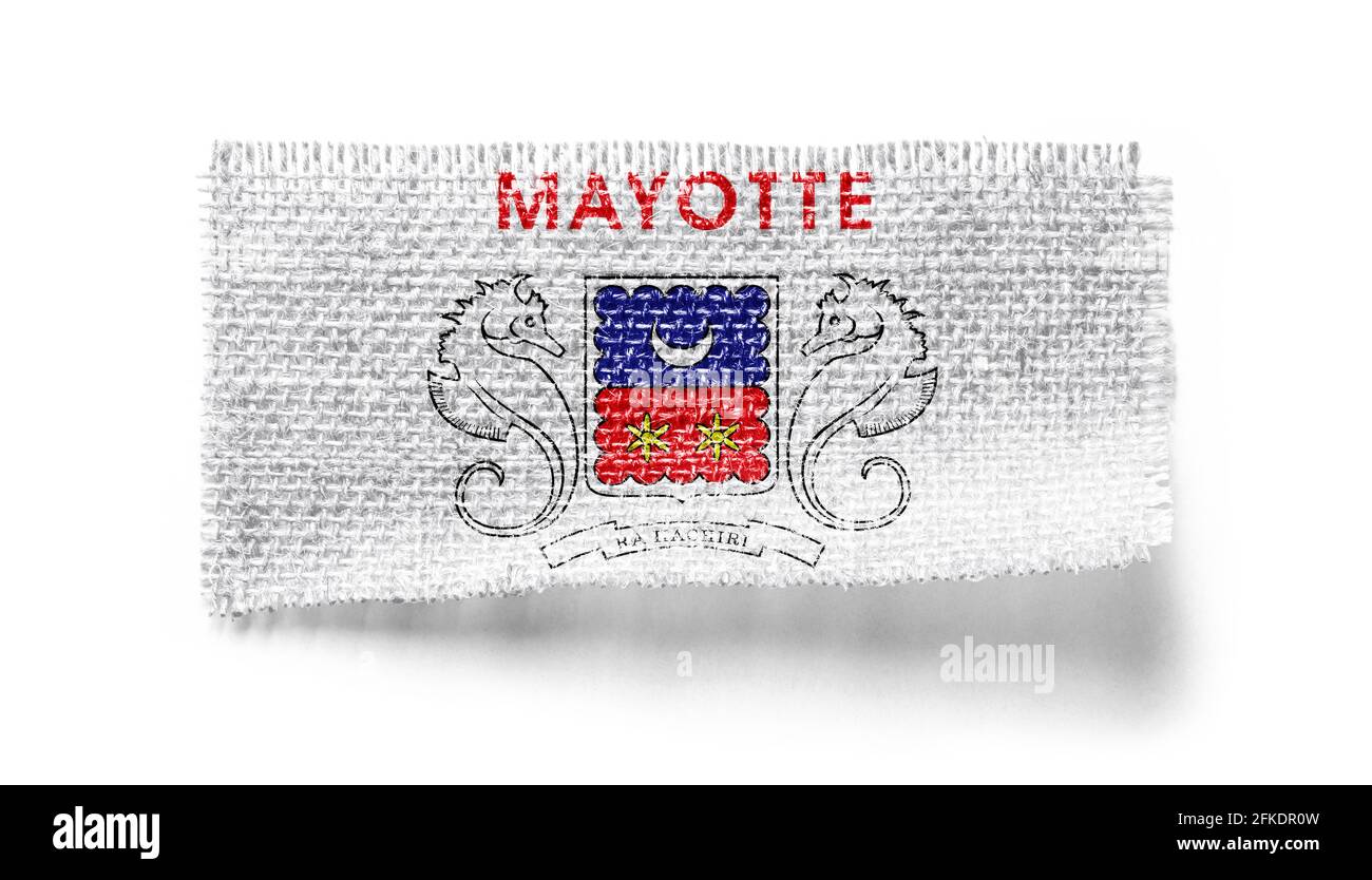 Drapeau Mayotte sur un morceau de tissu sur fond blanc Banque D'Images