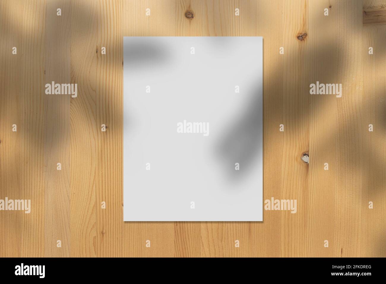 Papier blanc maquette sur un mur en bois avec des ombres réalistes superpose des feuilles sur fond beige, bannière pour le marketing promotionnel, arrière-plan pour Banque D'Images