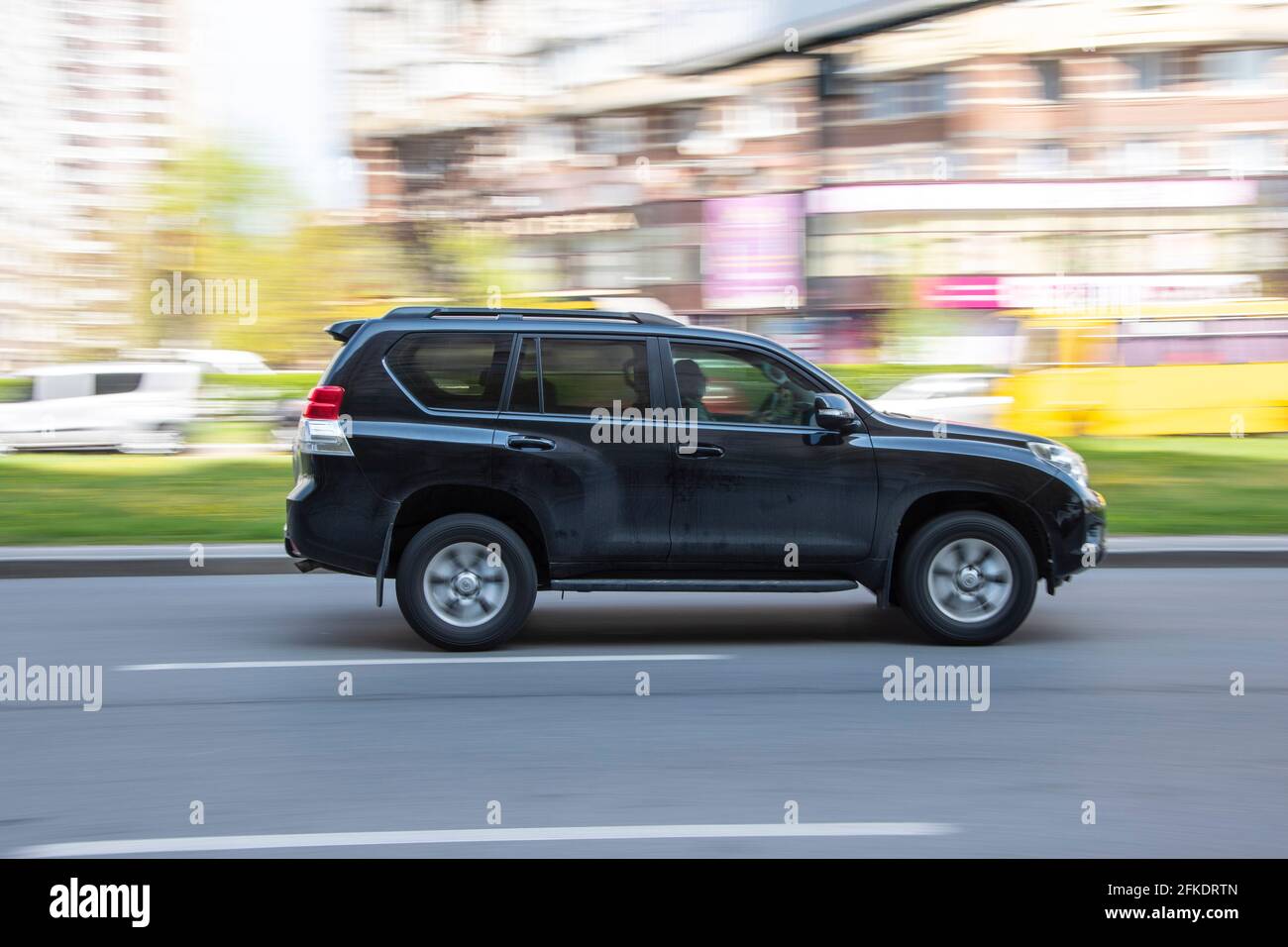 Ukraine, Kiev - 20 avril 2021 : voiture grise Toyota Land Cruiser Prado se déplaçant dans la rue. Éditorial Banque D'Images