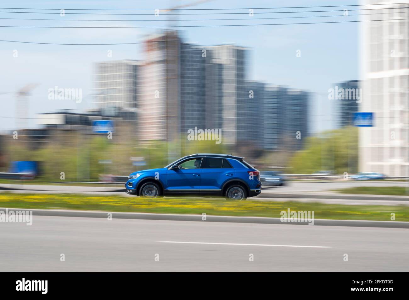 Ukraine, Kiev - 20 avril 2021 : la voiture bleue Volkswagen T-Roc se déplace dans la rue. Éditorial Banque D'Images