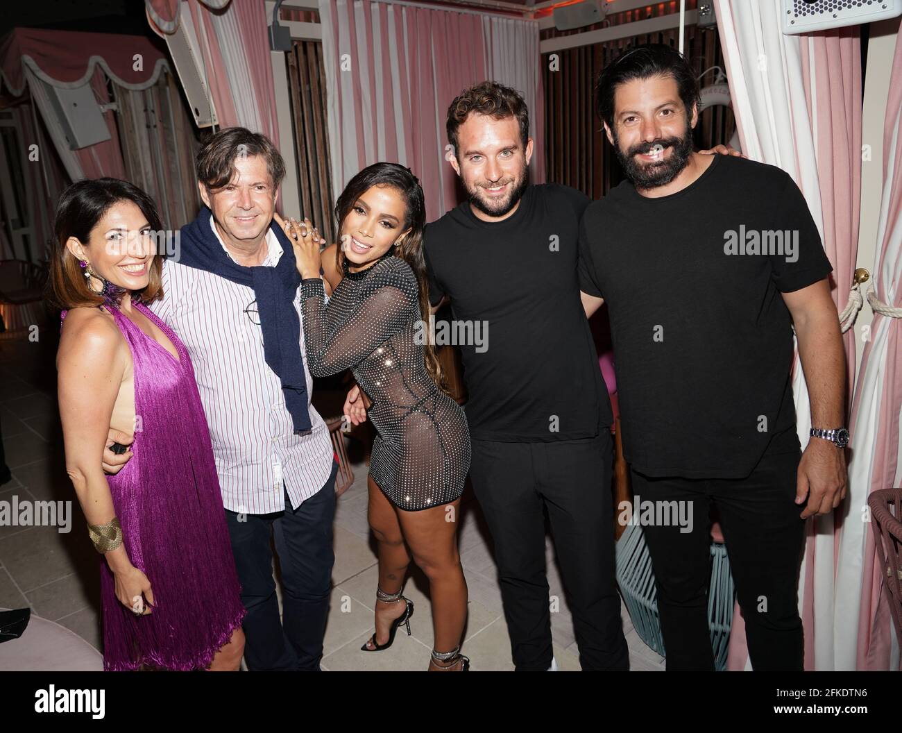 MIAMI BEACH, FLORIDE - 30 AVRIL : (G-D) Arianna Bergamaschi, Olivier Francois, Anitta, Brandon Silverstein et co-directeur de la musique - Spotify Jeremy Erlich assistez à la SOIRÉE de l'exposition d'art de Rio et de la célébration de sortie unique au Pool at Strawberry Moon le 30 avril 2021 à Miami Beach, Floride. (Photo par Alberto E. Tamargo/Sipa USA) crédit: SIPA US/Alay Live News Banque D'Images