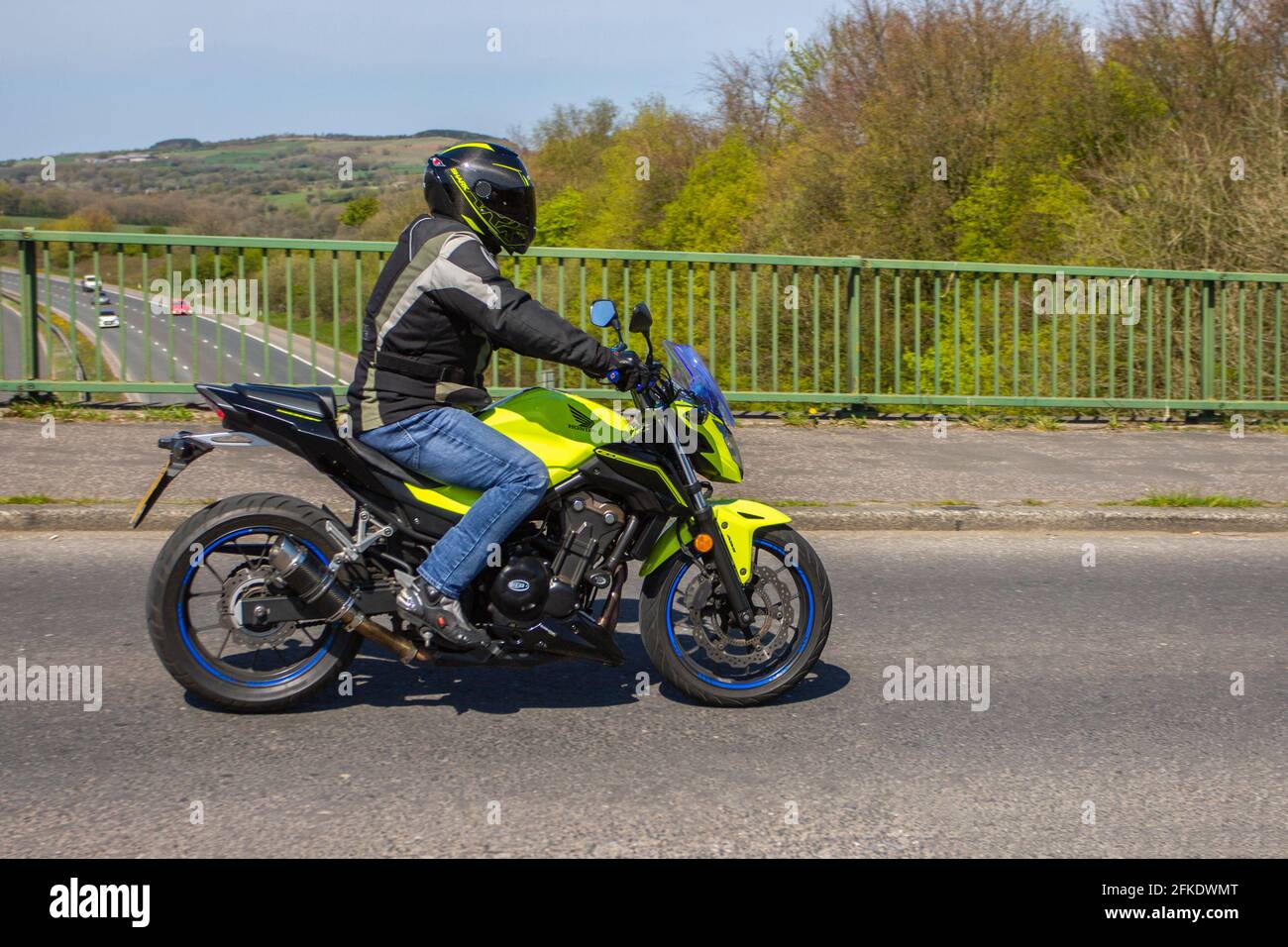 2017 Honda CB 500 Fa-H 471cc roadster jaune ; motocycliste ; transport à  deux roues, motos, véhicule, Routes, motos, motocyclistes motards en  voiture à Chorley, Royaume-Uni Photo Stock - Alamy