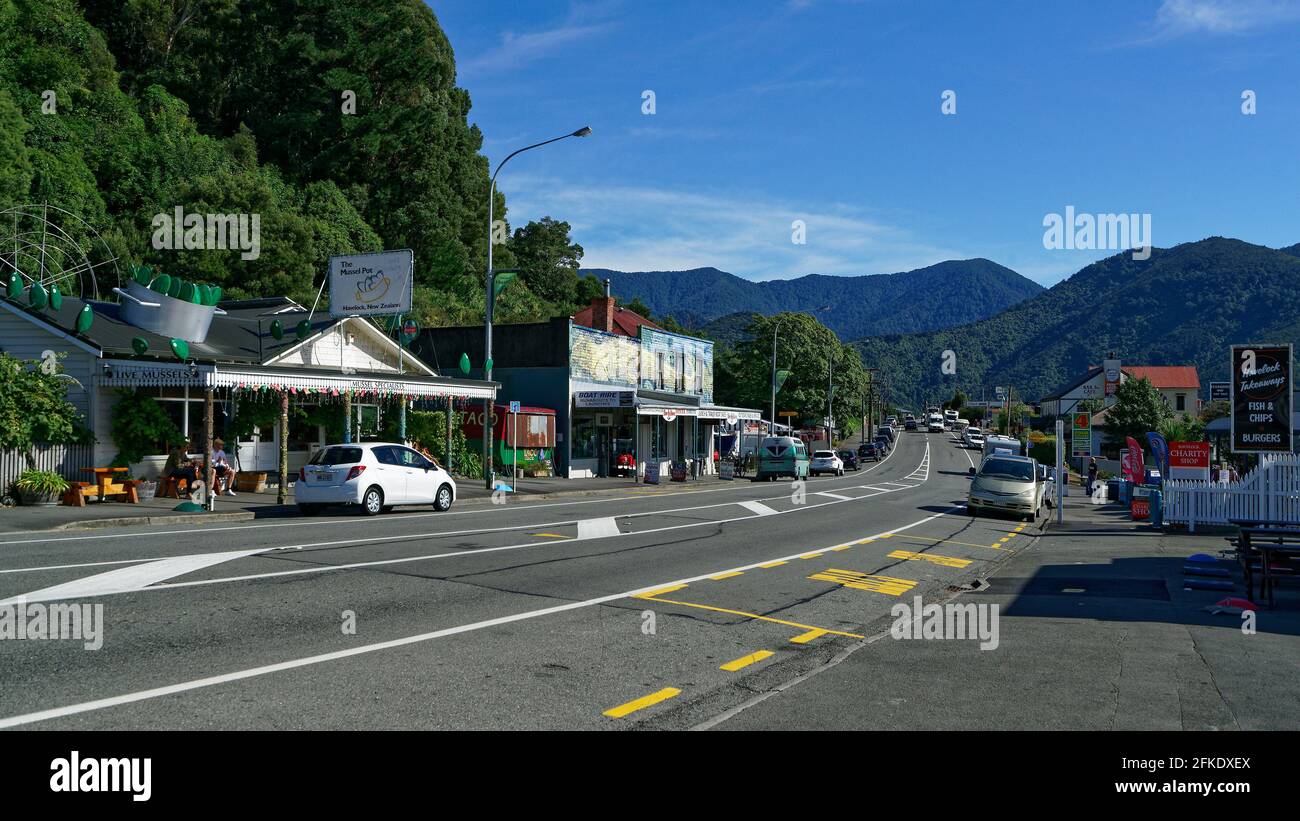 Havelock, Marlborough/Nouvelle-Zélande - 15 mars 2021: Havelock main Street / State Highway 6, Marlborough Sounds, Nouvelle-Zélande. Le restaurant Mussel Pot Banque D'Images