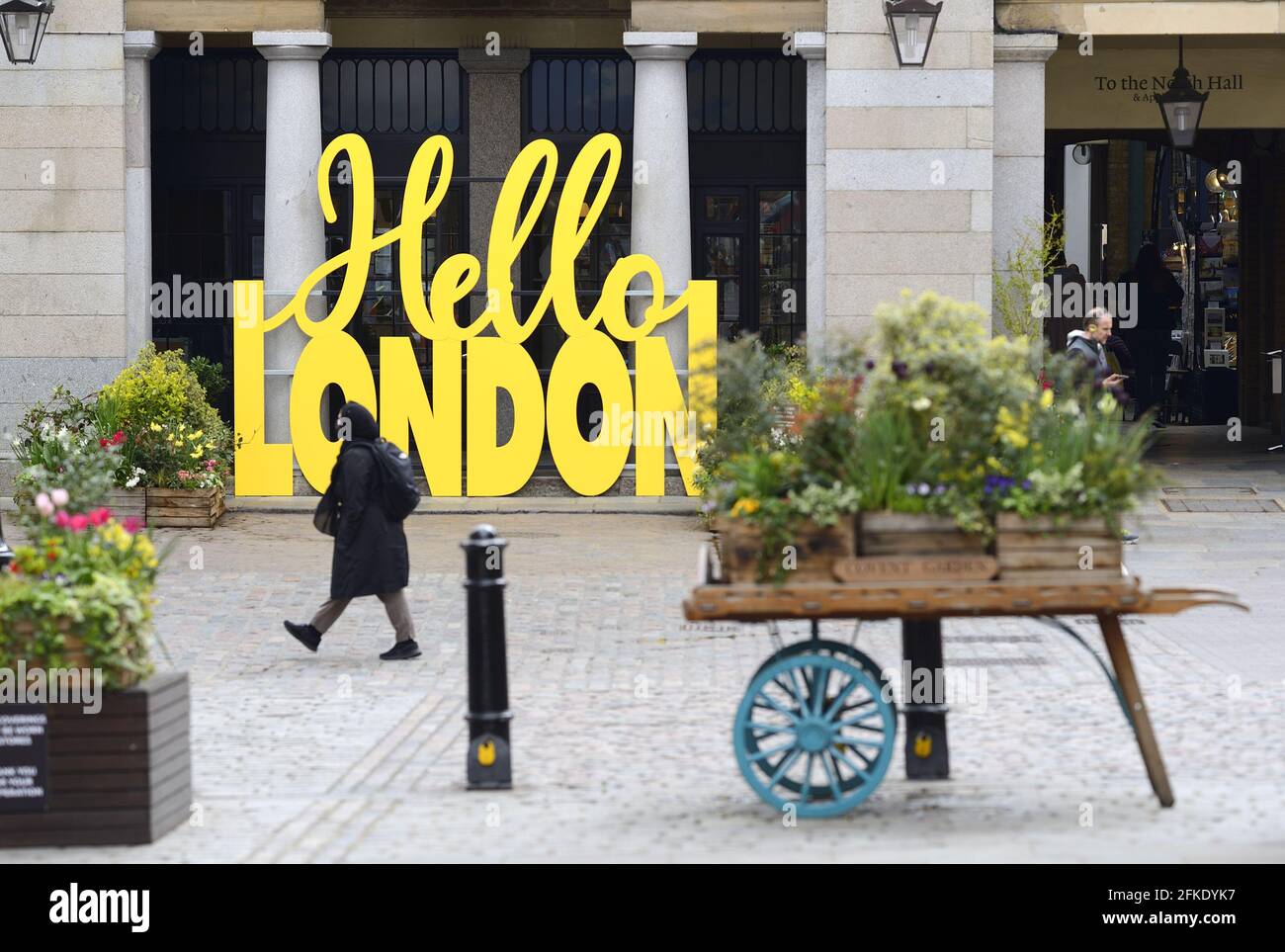 Londres, Angleterre, Royaume-Uni. Le panneau « Hello London » de Covent Garden accueille de nouveau les clients après le confinement de la COVID, avril 2021 Banque D'Images