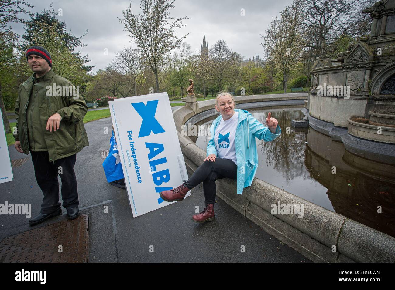 Michelle Ferns, candidate D'ALBA, fait campagne au parc Kelvingrove avec du matériel de campagne recueilli par des bénévoles à Glasgow, en Écosse. Banque D'Images