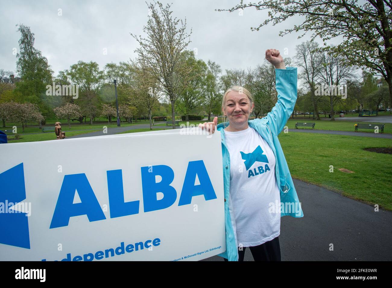 Michelle Ferns, candidate D'ALBA, fait campagne au parc Kelvingrove avec du matériel de campagne recueilli par des bénévoles à Glasgow, en Écosse. Banque D'Images